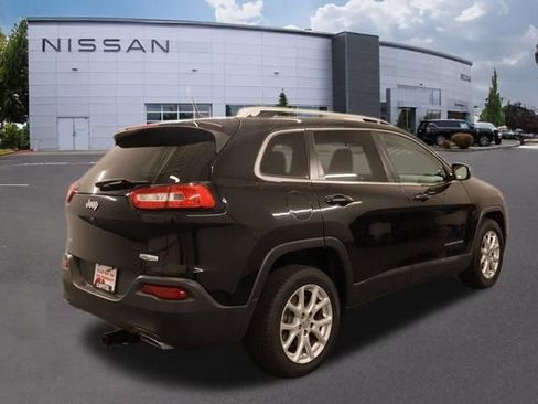 Used 2017 Jeep Cherokee Latitude w/ Comfort/Convenience Group AWD/4WD image 2