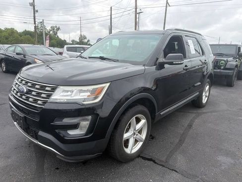 Used 2017 Ford Explorer XLT w/ Equipment Group 202A AWD/4WD image 3
