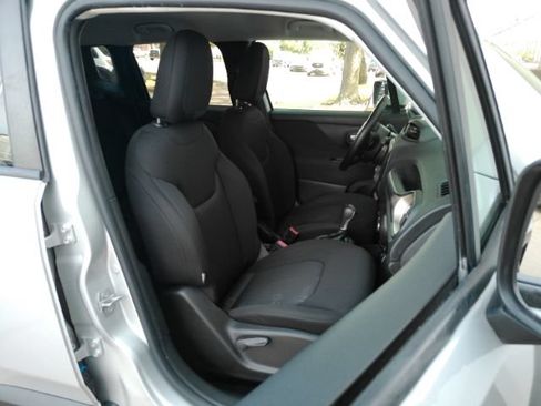 Used 2017 Jeep Renegade Latitude w/ Cold Weather Group AWD/4WD image 18