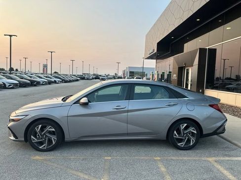 Used 2025 Hyundai Elantra Limited FWD image 4