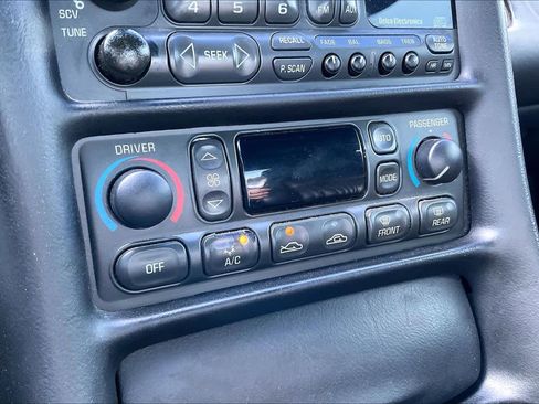 Used 2004 Chevrolet Corvette Coupe w/ Preferred Equipment Group RWD image 27