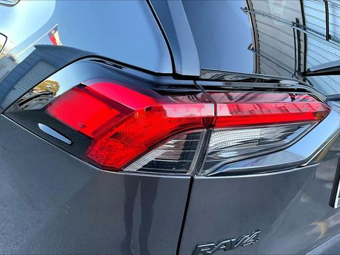 Used 2022 Toyota RAV4 LE image 27