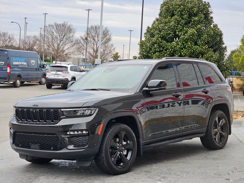 Used 2024 Jeep Grand Cherokee Limited w/ Luxury Tech Group II image 3