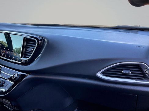 Used 2025 Chrysler Pacifica Select FWD image 16