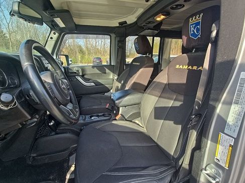 Used 2015 Jeep Wrangler Unlimited Sahara w/ Connectivity Group image 14
