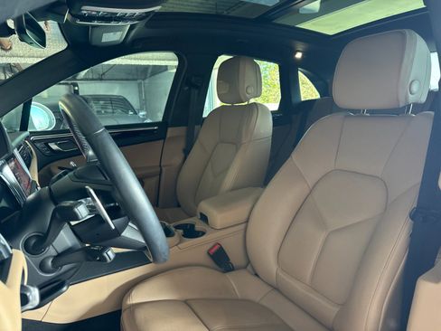 Used 2024 Porsche Macan w/ Premium Plus Package image 5