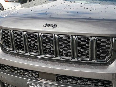 Used 2023 Jeep Grand Cherokee L Laredo image 7