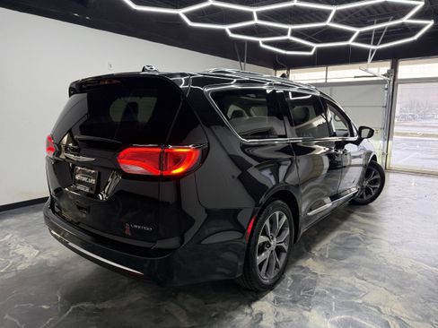 Used 2018 Chrysler Pacifica Limited w/ Advanced Safetytec Group image 3