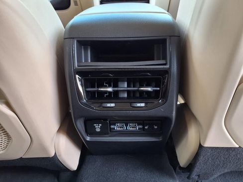 Used 2022 Jeep Grand Cherokee Limited w/ Luxury Tech Group II AWD/4WD image 16