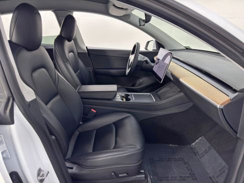 Used 2021 Tesla Model Y Long Range image 16