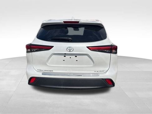 Used 2023 Toyota Highlander XLE image 4
