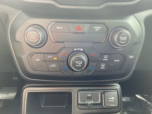 Used 2020 Jeep Renegade Latitude FWD image 27