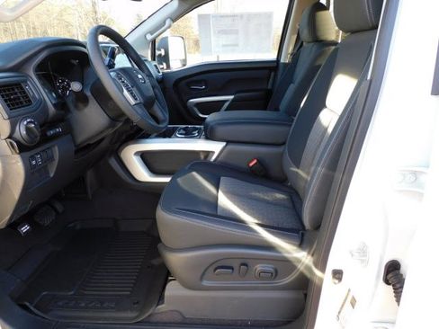 Certified 2022 Nissan Titan SV w/ SV Convenience Package image 7