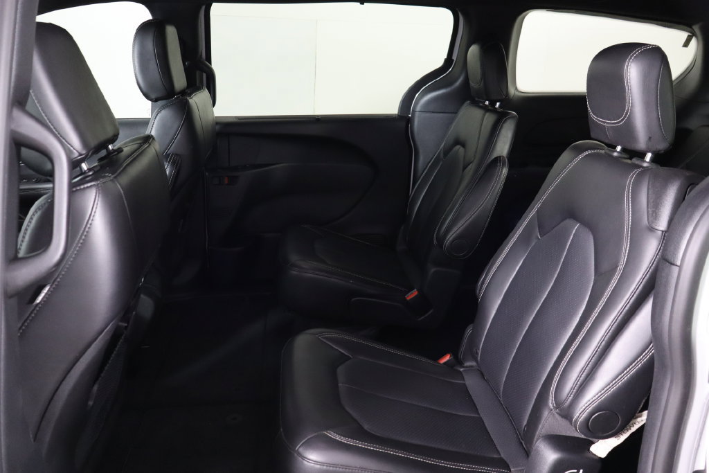 Used 2025 Chrysler Pacifica Select FWD image 16