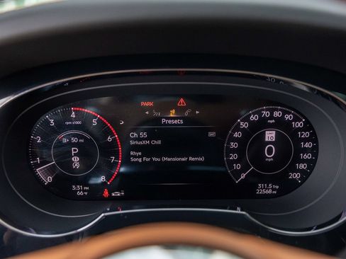 Certified 2024 Bentley Bentayga AWD/4WD image 28