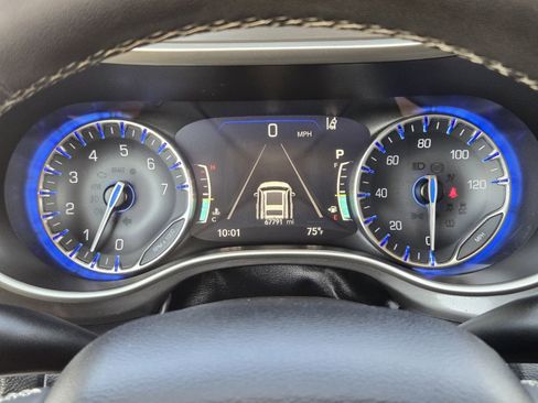 Used 2023 Chrysler Pacifica Touring-L image 17