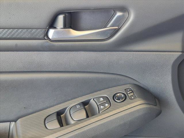 Used 2025 Nissan Altima 2.5 SV FWD image 11