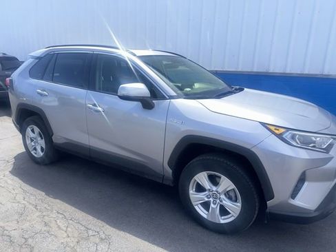 Used 2020 Toyota RAV4 XLE w/ Convenience Package image 2
