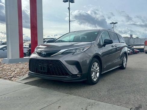 Used 2021 Toyota Sienna XSE w/ XSE Plus Package image 2