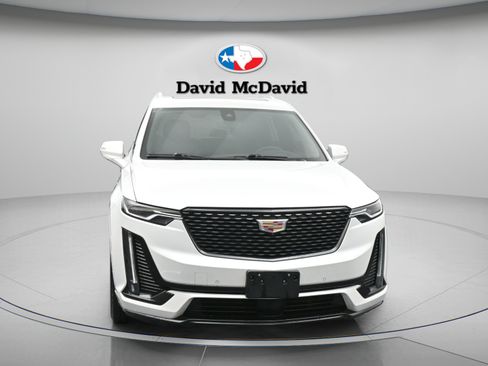 Used 2023 Cadillac XT6 Premium Luxury w/ Technology Package FWD image 2