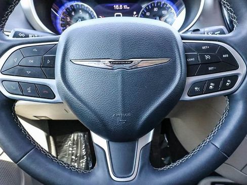 Used 2023 Chrysler Pacifica Touring-L FWD image 25