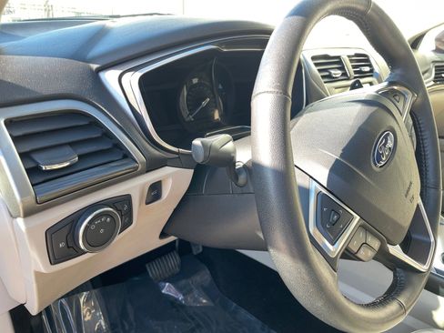 Used 2017 Ford Fusion SE w/ Fusion SE Technology Package image 25