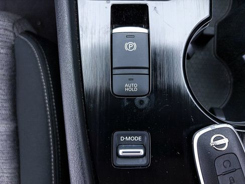 Used 2023 Nissan Rogue SV FWD image 25