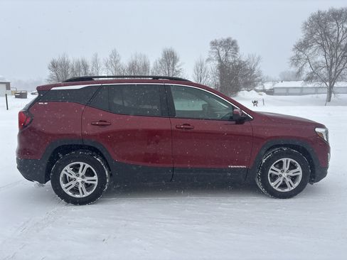 Used 2021 GMC Terrain SLE w/ Driver Convenience Package image 2