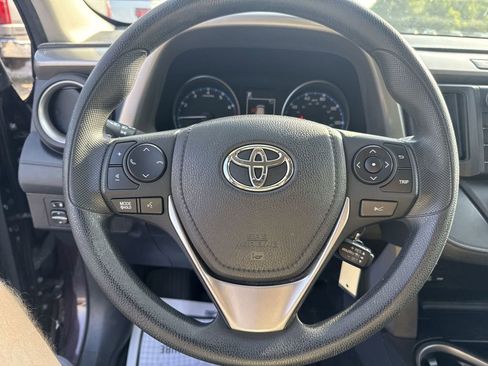 Used 2018 Toyota RAV4 LE FWD image 14