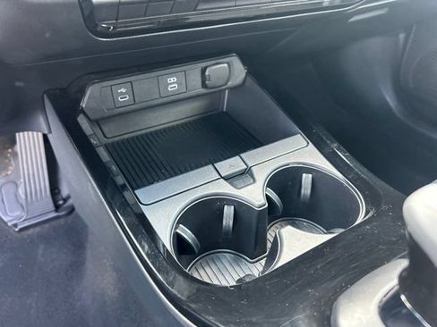Used 2024 Toyota Prius XLE FWD image 25
