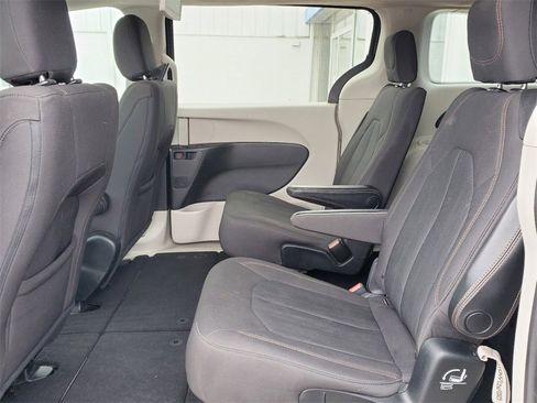 Used 2017 Chrysler Pacifica Touring image 12