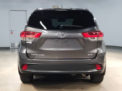Used 2019 Toyota Highlander XLE FWD image 6