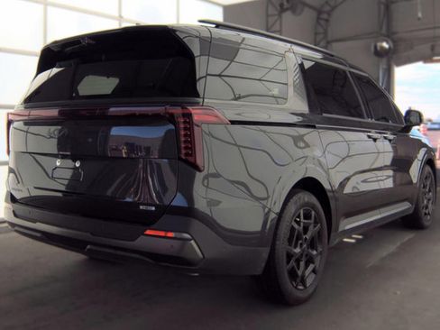Used 2025 Kia Carnival SX Prestige FWD image 3
