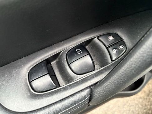 Used 2018 Nissan Rogue SV image 9