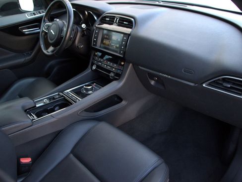 Used 2018 Jaguar F-PACE Premium image 30