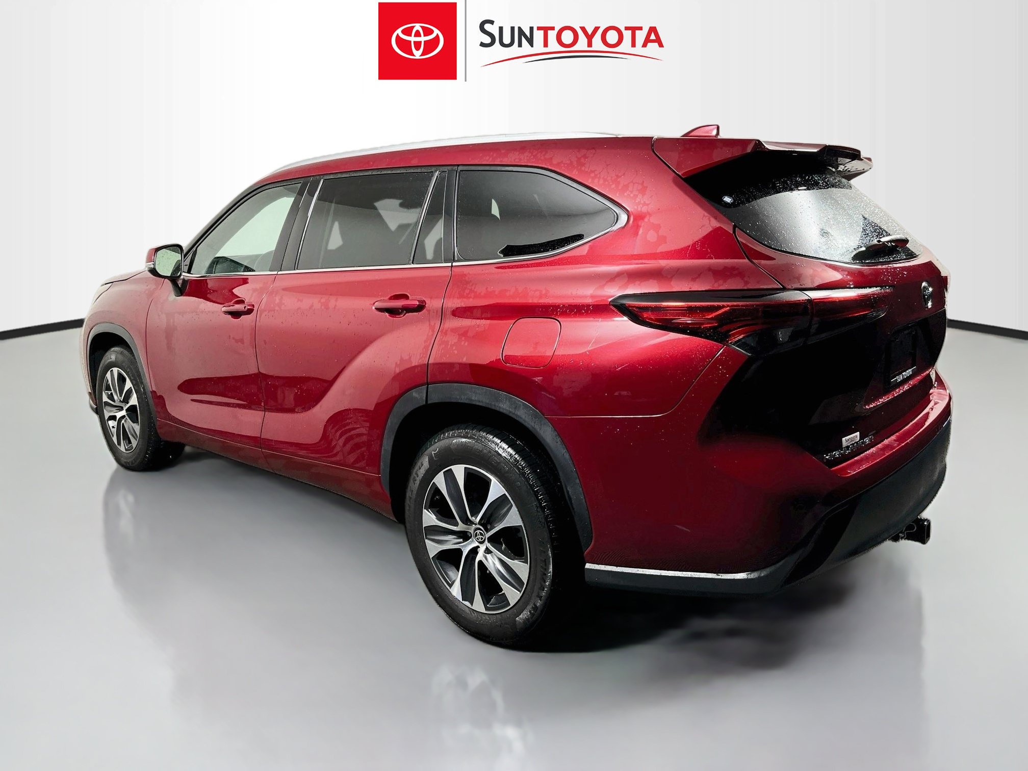 Used 2022 Toyota Highlander XLE FWD image 6
