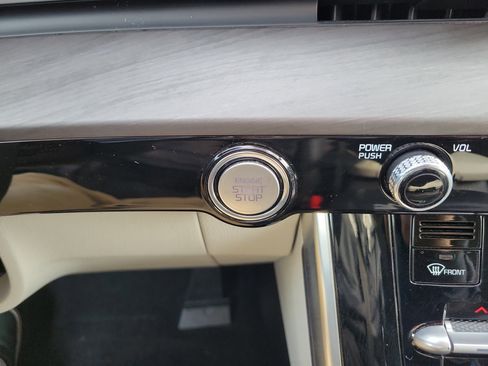 Certified 2024 Kia Carnival EX image 34