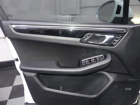 Used 2016 Porsche Macan S AWD/4WD image 18