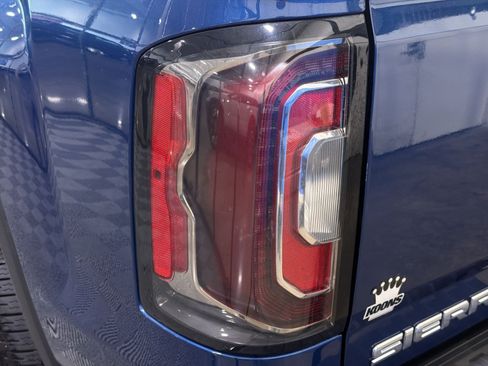 Used 2018 GMC Sierra 1500 SLT AWD/4WD image 18