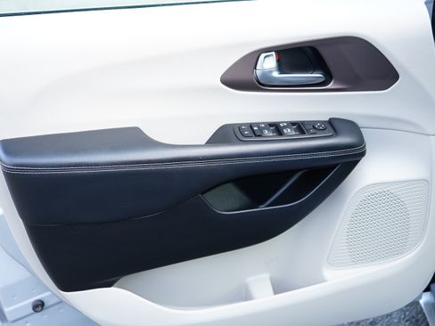 Used 2023 Chrysler Voyager LX image 11