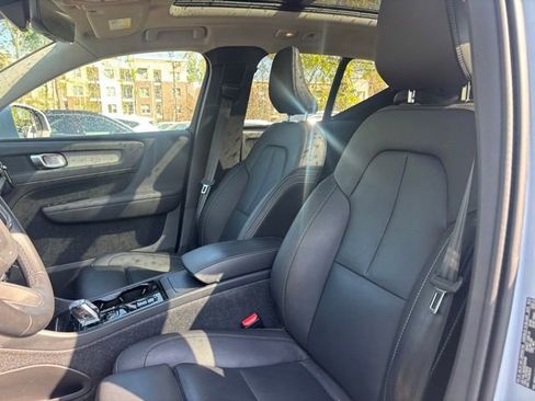Used 2024 Volvo XC40 B5 Plus image 10