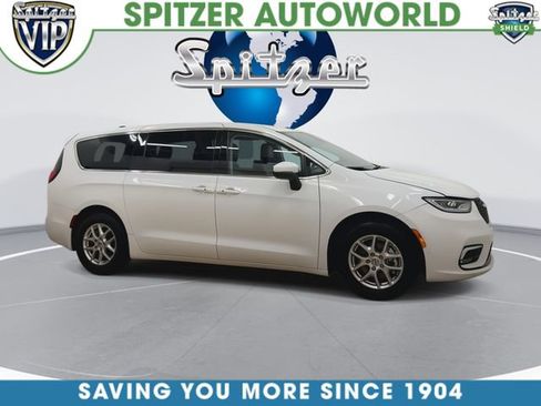 Used 2023 Chrysler Pacifica Touring-L image 8