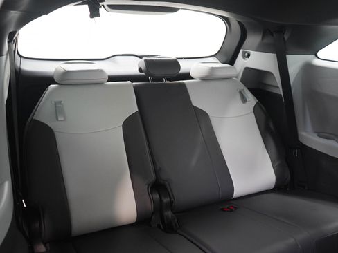 Used 2022 Toyota Sienna XSE AWD/4WD image 13
