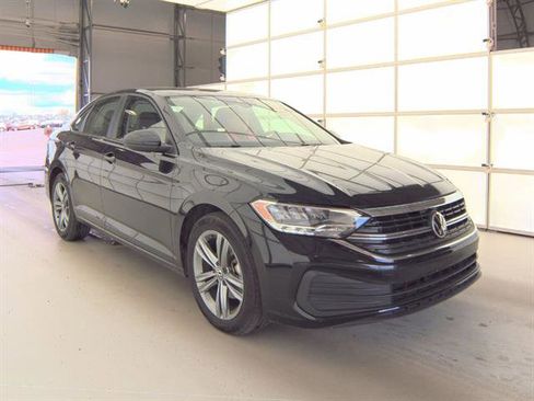 Used 2024 Volkswagen Jetta SE FWD image 2