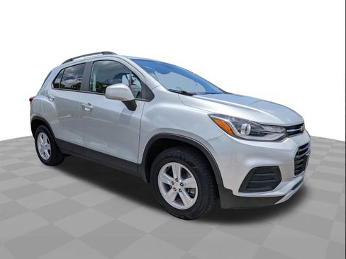 Certified 2022 Chevrolet Trax LT w/ LT Convenience Package AWD/4WD image 2