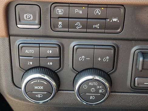 Used 2025 Chevrolet Tahoe High Country AWD/4WD image 22