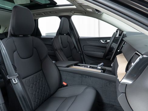 New 2026 Volvo XC60 B5 Plus w/ Protection Package Premier image 22