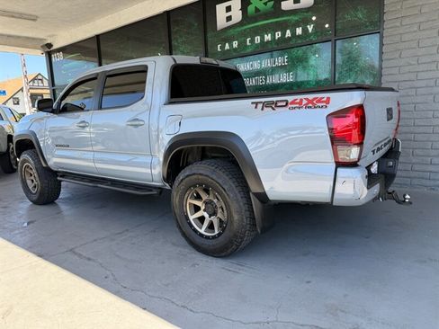 Used 2018 Toyota Tacoma TRD Off-Road w/ Technology Package AWD/4WD image 4