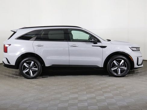Used 2022 Kia Sorento EX w/ Panoramic Sunroof Package image 18