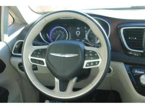 Used 2017 Chrysler Pacifica Limited w/ UConnect Theater Package image 16